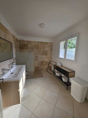 Shower, hair dryer, toilet paper - Charming villa with private pool in Laroque des Albères for 8 people (Laroque-des-Albères)