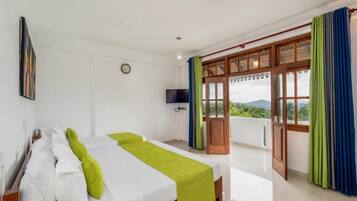 Habitación doble Deluxe, balcón, vista a la montaña | Espacio para trabajar con laptop y wifi gratis