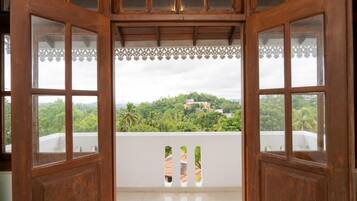 Deluxe Double Room, Balcony, Mountain View | Interior