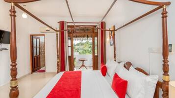 Habitación doble Deluxe, balcón, vista a la montaña | Espacio para trabajar con laptop y wifi gratis