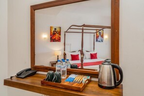 Deluxe tweepersoonskamer, balkon, uitzicht op bergen | Een laptopwerkplek, gratis wifi