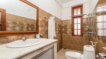 Deluxe Double Room, Balcony, Mountain View | Bathroom