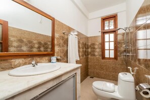 Deluxe tweepersoonskamer, balkon, uitzicht op bergen | Badkamer | Een douche, gratis toiletartikelen, een haardroger, handdoeken
