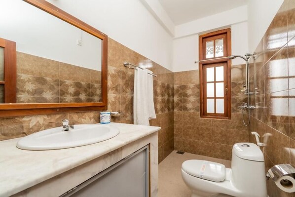 Deluxe Double Room, Balcony, Mountain View | Bathroom | Shower, free toiletries, hair dryer, towels - Oasis City Hotel - Kandy (Kandy)