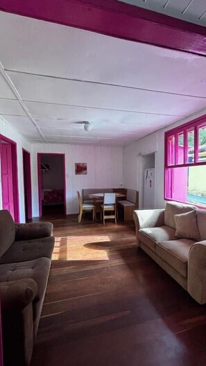 Casa, lanai, vista al jardín | Área de sala de estar
