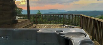 Mystic Mountain-Secluded Log Cabin with Amazing Views and Inviting Hot Tub