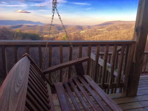 Mystic Mountain-Secluded Log Cabin with Amazing Views and Inviting Hot Tub