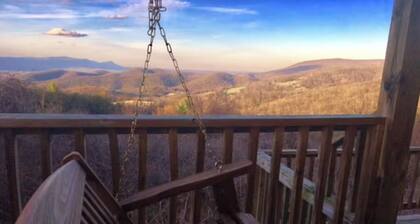 Mystic Mountain-Secluded Log Cabin with Amazing Views and Inviting Hot Tub