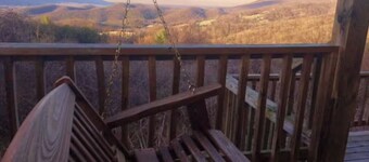 Mystic Mountain-Secluded Log Cabin with Amazing Views and Inviting Hot Tub
