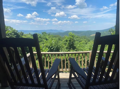 Mystic Mountain-Secluded Log Cabin with Amazing Views and Inviting Hot Tub