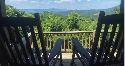 Mystic Mountain-Secluded Log Cabin with Amazing Views and Inviting Hot Tub