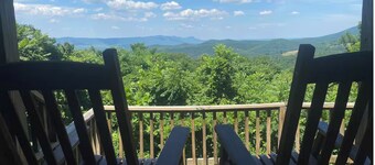 Mystic Mountain-Secluded Log Cabin with Amazing Views and Inviting Hot Tub