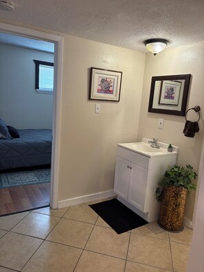 Interior - 2-bedroom apartment tranquil and close to beaches with AC for relaxing stays (Freeport)