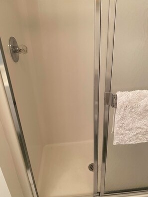 Dusch, handdukar, tvål och toalettpapper