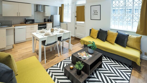 A modern apartment with a dining area, kitchen, and living space. - Central London Gem | Sleeps 8 | Hyde Park | London (London)