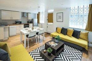 A modern apartment with a dining area, kitchen, and living space. - Central London Gem | Sleeps 8 | Hyde Park | London (London)