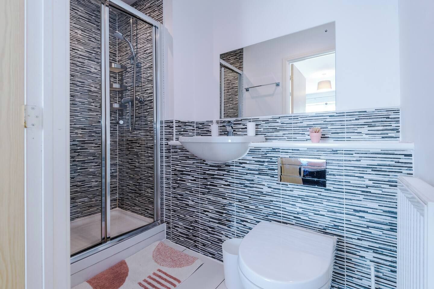 Haartrockner, Handtücher, Toilettenpapier