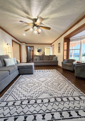 Red Brick at the Refuge-2.8 Acres-Sleeps 8-Pet-Friendly-Med. Park & Ft. Sill
