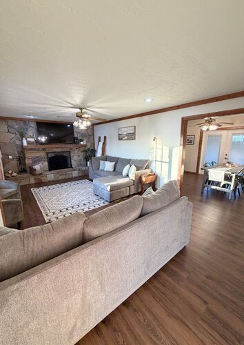 Peaceful 3 acre retreat with mountain view’s! Lawtonka, Medicine Park, Fort Sill