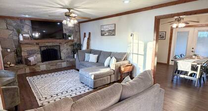 Peaceful 3 acre retreat with mountain view’s! Lawtonka, Medicine Park, Fort Sill