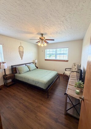 3 bedrooms, desk, iron/ironing board, free WiFi