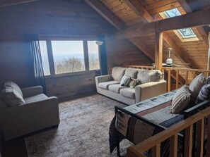 Living area - 3 bedroom family Getaway on the mountain top w/ sunrise view over Sleepy Creek. (Hedgesville)