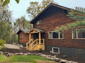 Exterior - 3 bedroom family Getaway on the mountain top w/ sunrise view over Sleepy Creek. (Hedgesville)