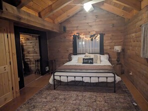 3 bedrooms, iron/ironing board, travel cot, WiFi - 3 bedroom family Getaway on the mountain top w/ sunrise view over Sleepy Creek. (Hedgesville)