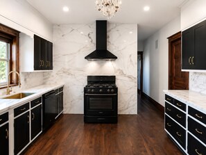 Private kitchen - Wonderful 7-bedroom house in charming Brillion for your getaway Sleeps 14 (Brillion)