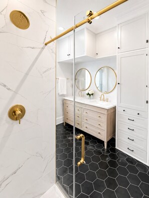 Shower, soap - Wonderful 7-bedroom house in charming Brillion for your getaway Sleeps 14 (Brillion)
