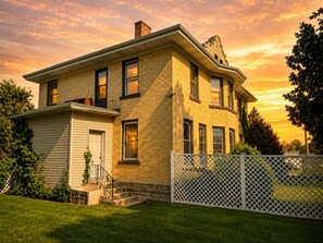 Exterior - Wonderful 7-bedroom house in charming Brillion for your getaway Sleeps 14 (Brillion)