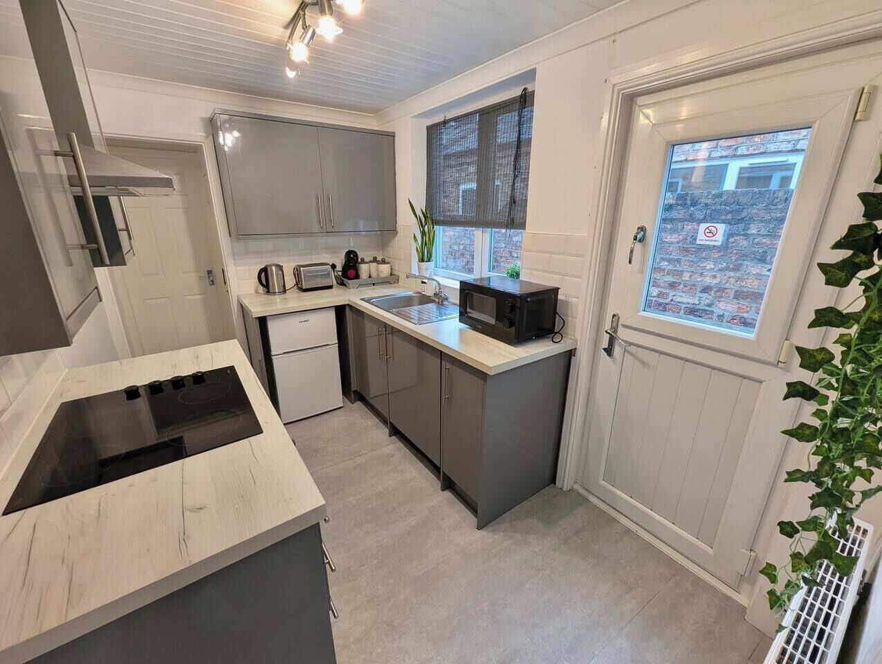 Coffee/tea maker, fridge, microwave, stovetop