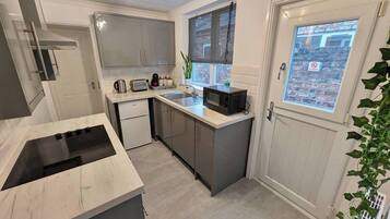 Coffee/tea maker, fridge, microwave, stovetop