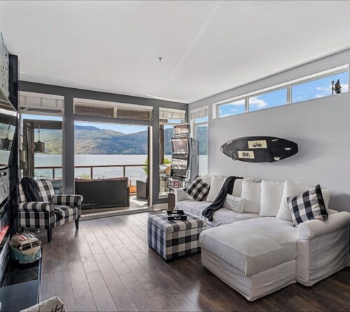 Amazing professionally renovated and furnished on the water!