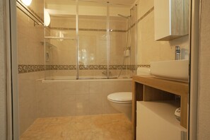 Een douche, een haardroger, handdoeken, zeep