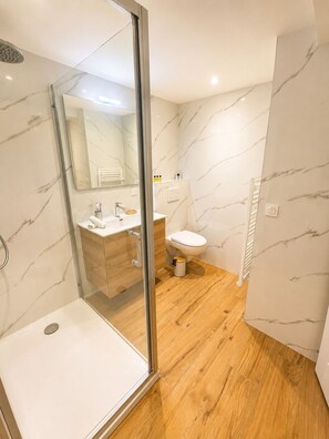 Dusche, Handtücher, Seife, Toilettenpapier