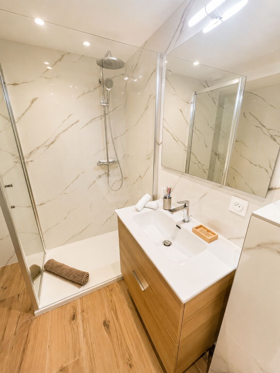 Douche, serviettes fournies, savon, papier de toilette