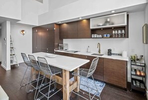 Coffee/tea maker, fridge, microwave, oven - Executive Luxury Loft in Downtown Victoria (Victoria)