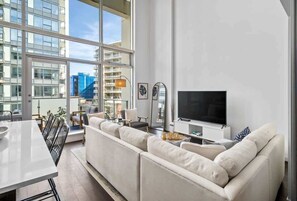 TV, offices - Executive Luxury Loft in Downtown Victoria (Victoria)