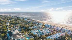 Ein Küstenwohngebiet mit Häusern, einem Strand und blauem Himmel.