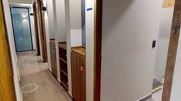 Dormitorio compartido básico | Área de sala de estar