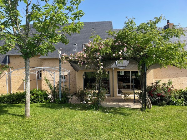 Terrace/patio - Vrbo Property (Le Buret)