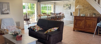 Country house with jacuzzi, sleeps 15
