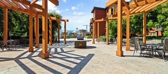 Resort Living Across from the Lake: Pool, Hot Tub, Gym & 3BR !!