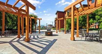 Resort Living Across from the Lake: Pool, Hot Tub, Gym & 3BR !!