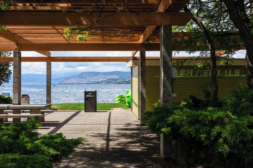 Resort Living Across from the Lake: Pool, Hot Tub, Gym & 3BR !!