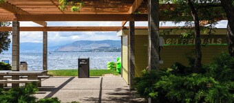 Resort Living Across from the Lake: Pool, Hot Tub, Gym & 3BR !!