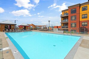 Pool - Resort Living Across from the Lake: Pool, Hot Tub, Gym & 3BR !! (Kelowna)