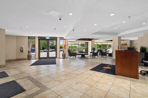 Lobby - Resort Living Across from the Lake: Pool, Hot Tub, Gym & 3BR !! (Kelowna)
