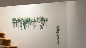 Eine Holztreppe mit einer daran befestigten Pflanzenausstellung.